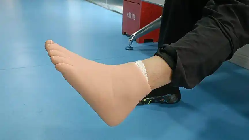 硅胶半足假肢可订制穿上鞋子也是开不出来的,更好保护患者皮肤
