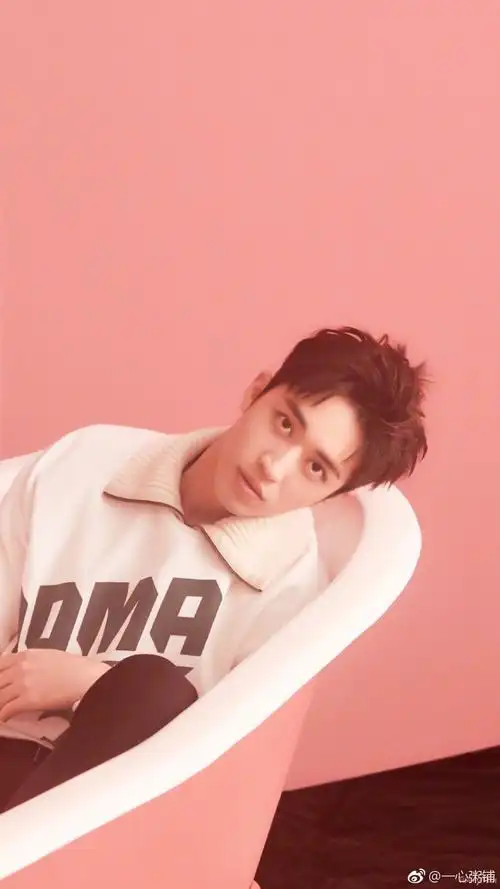 许魏洲时尚杂志拍摄手机锁屏壁纸