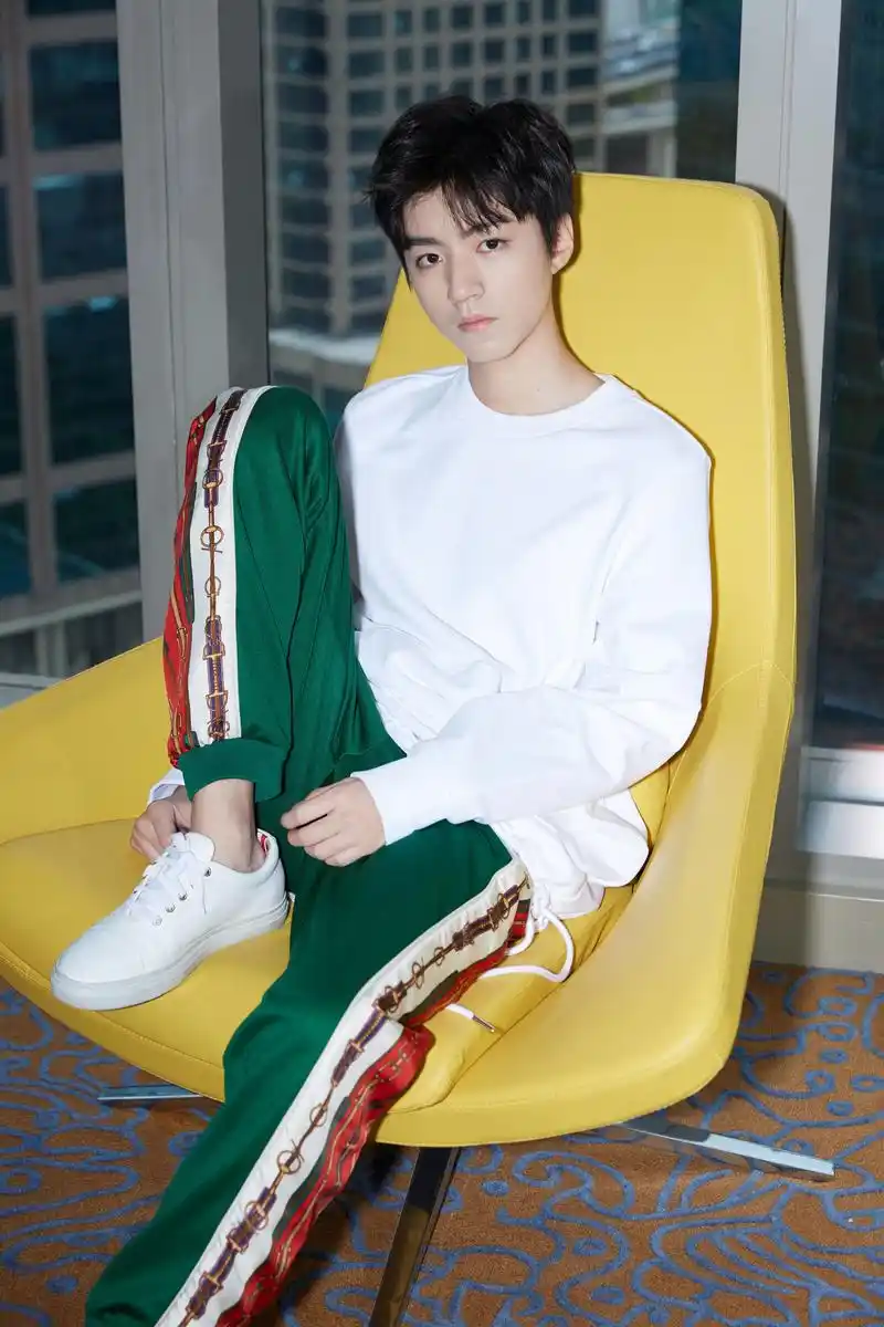 阳光运动派对进行中,王俊凯清新白衣颜值精致