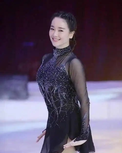 原创42岁左小青近照曝光时尚犹存旺夫腿堪称娱乐圈一绝