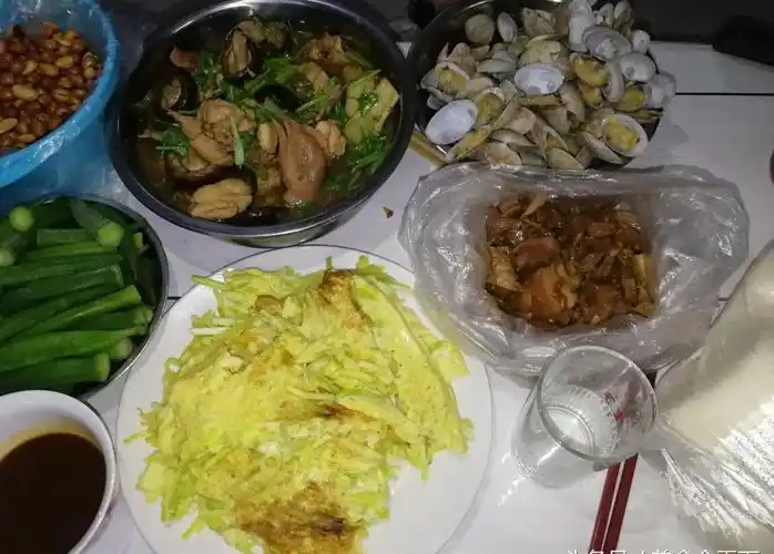 一顿晚餐花了130块钱三个半人吃的好撑这顿饭值了