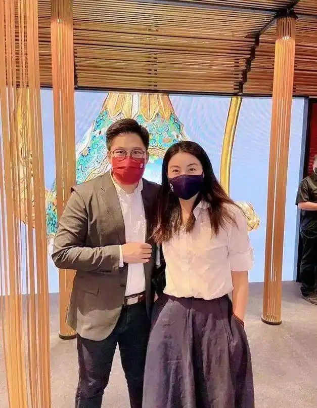 郭晶晶跟随丈夫现身,她衬衫下塞长裙,身材并不好但气质仍高贵!