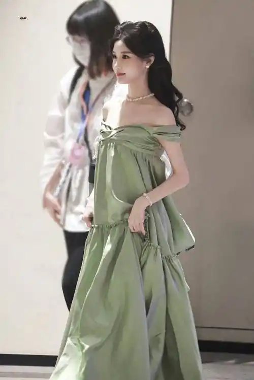陈意涵穿绿色落肩裙飘逸灵动戴珍珠项链优雅矜贵