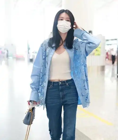 乔欣还是适合简约风蓝色镂空衬衫配牛仔裤清爽利落舒适温柔