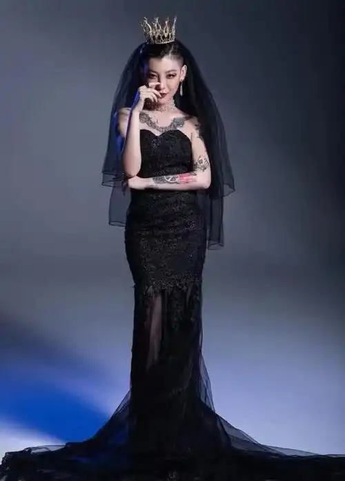 众所周知,白婚纱代表的是纯洁无暇的爱情,那么黑婚纱代表的是什么呢?