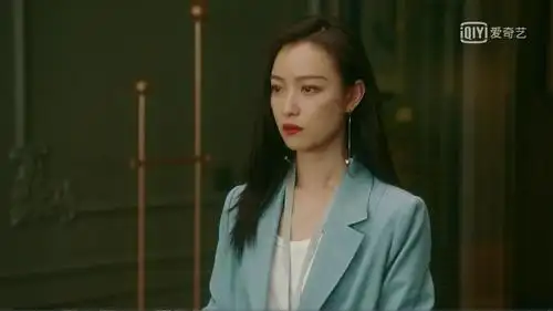 热播剧《流金岁月》中@倪妮v 饰演的朱锁锁堪称穿搭范本