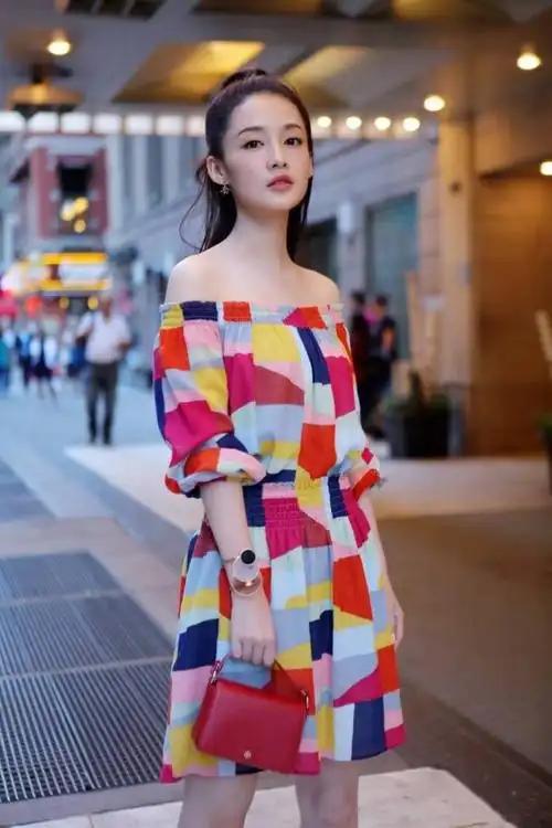 李沁最新性感街拍香肩微露写真图片