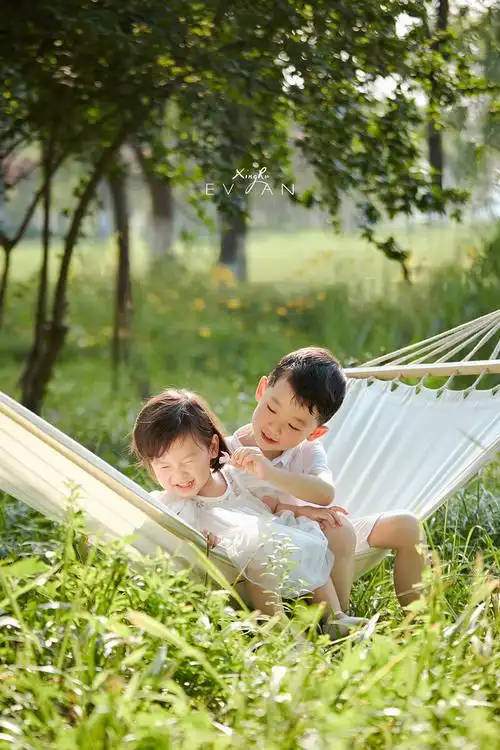 超甜的小兄妹合影