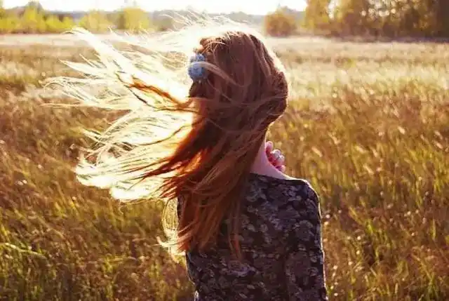 一个成熟的人,温柔似水,纵使生活虐她千百遍,仍然待它如初恋
