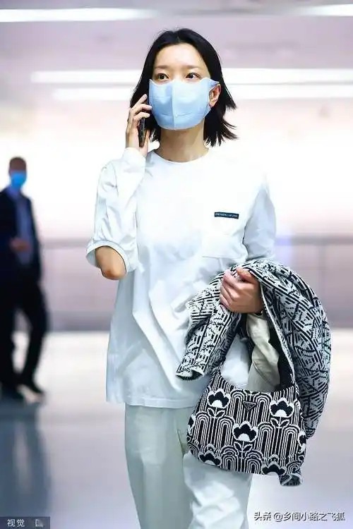 杜鹃短发造型现身干练知性 穿白色套装简约休闲气质绝