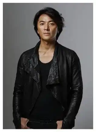 郑伊健夫妇神秘现身,蒙嘉慧50岁身材大秀,气场十足,引人注目.