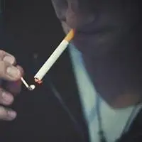 低头点烟的图片霸气