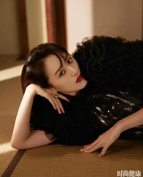 袁冰妍优雅时尚大片曝光,演绎精致黑色连体裙,这镜头表现力绝了