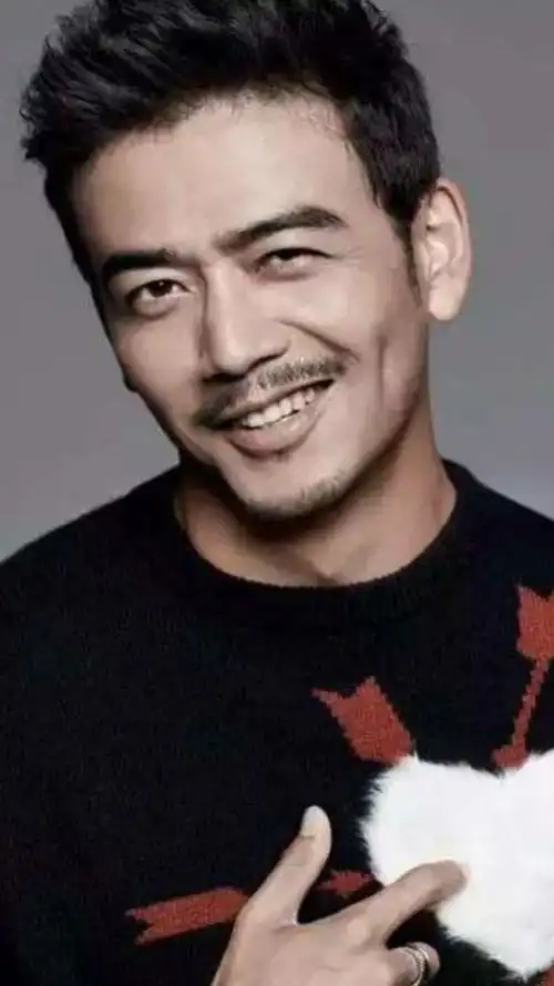 小包总杨烁为什么爱留小胡子,看他18岁的样子就明白了