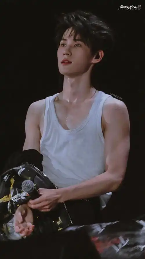 恭喜你解锁到张真源这个大男孩了大长腿 有 腹肌 胸肌 肌肉 大腿肌能