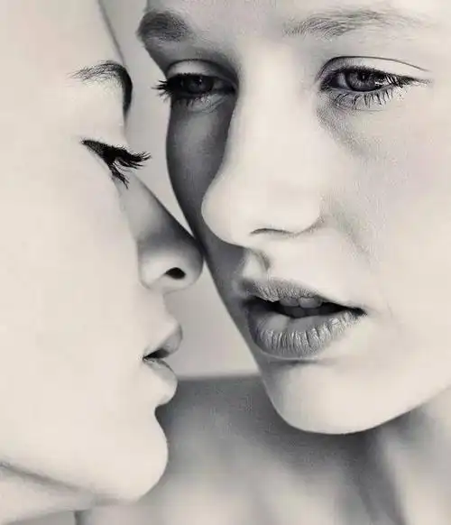 裸露显得清澈又略微暧昧