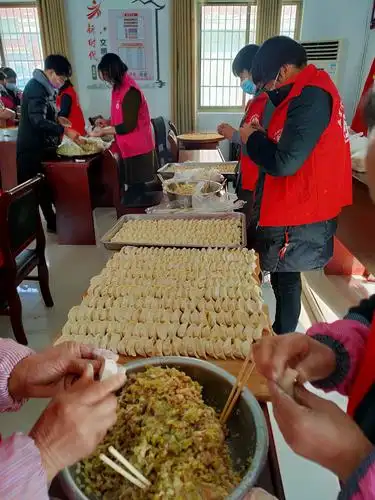 志愿者在包水饺