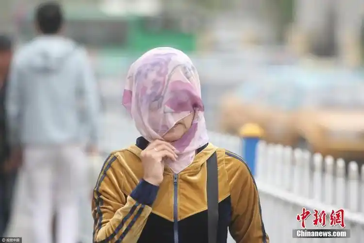 内蒙古沙尘暴来袭交警风沙中护守戈壁路