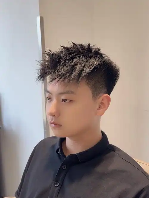 前刺造型而备受追捧
注重展示线条的层次感使整个发型显得立体动感