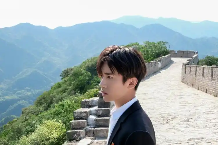 有没有易烊千玺高清横屏图呀我想做电脑膜哒谢谢各位