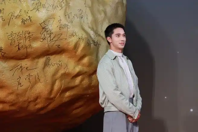 许魏洲清爽绿外套#许魏洲超话中国导演电影之夜红毯