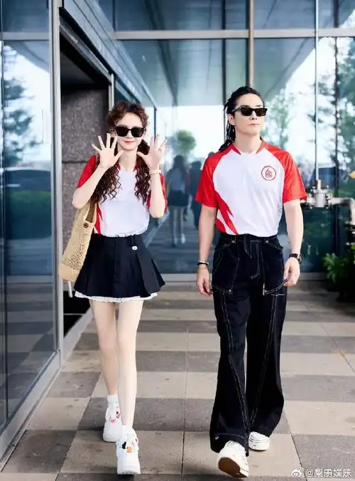 戚薇李承铉合体上综艺啦～两人穿着情侣装,不管是身高还是外貌,都很搭