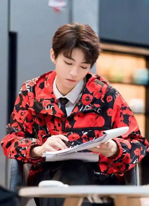 王俊凯混搭风爱了!