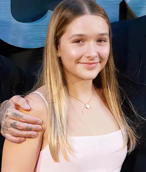 贝克汉姆的女儿小七长大了金发碧眼白皮肤亭亭玉立好漂亮