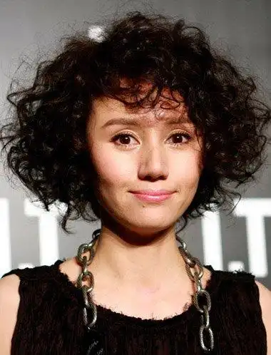 美容美发 化妆打扮短发的女生做小卷的爆炸头发型,沿着发际线直接给