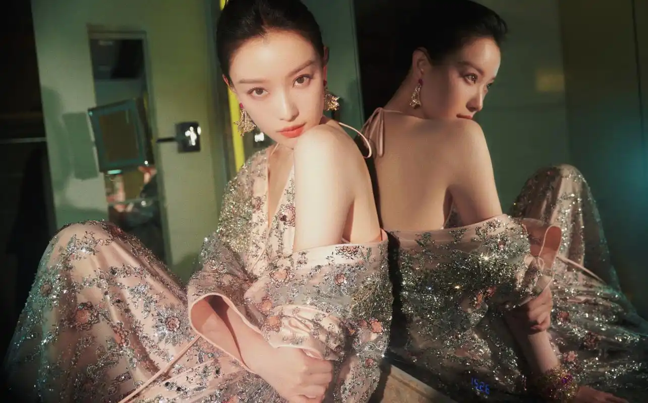 倪妮最新出席活动美照,身穿深v挂脖长裙展现完美身材曲线,皮肤白皙