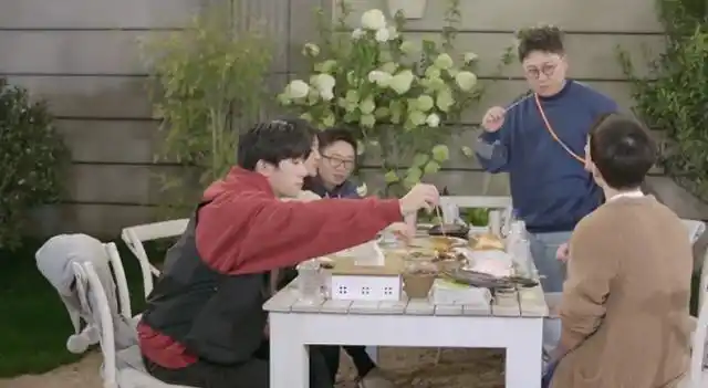 易烊千玺当你和每个人碰杯时,其他人都会喝酒