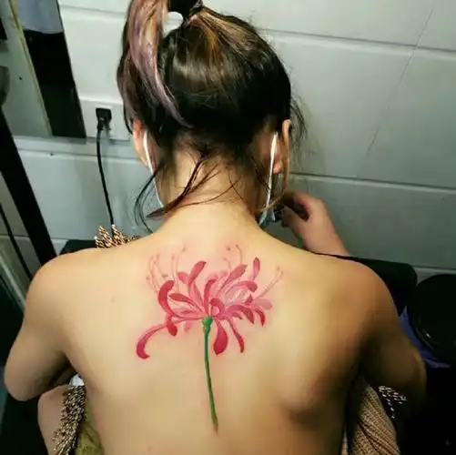 非主流女孩后背漂亮的彼岸花纹身图案