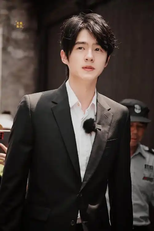 刘昊然黑西装白衬衫拍摄路透