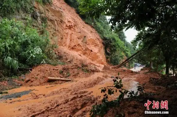 贵州锦屏暴雨引发泥石流及山体滑坡