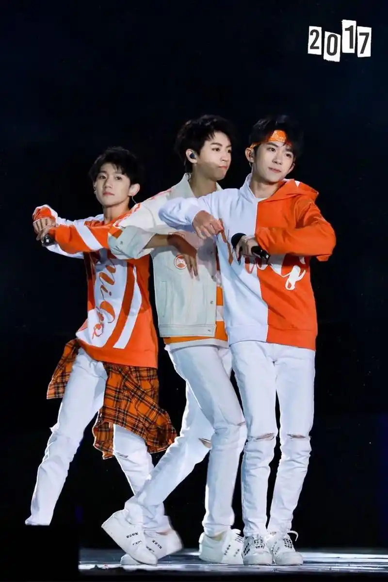 2013年8月6日,tfboys发布组合形象宣传片《十年》正式出道.