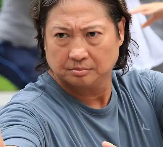 71岁的洪金宝近况曝光与家人在澳门聚餐气氛温馨走路要拄拐