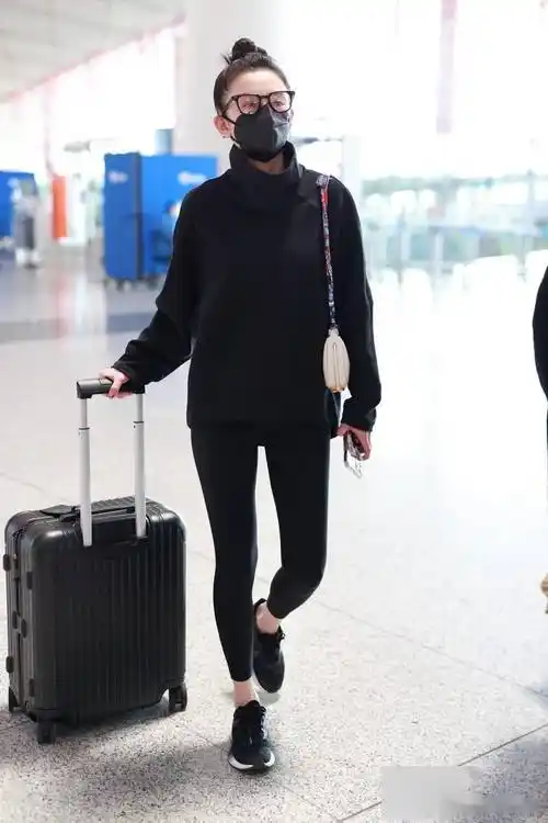 街拍宋祖儿黑色高领卫衣瑜伽紧身裤发型高扎时尚酷辣