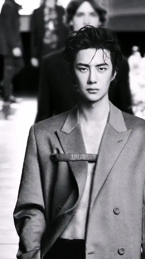 王一博 今天的嘉人杂志啊啊啊啊啊,太a了!每一张都好帅!