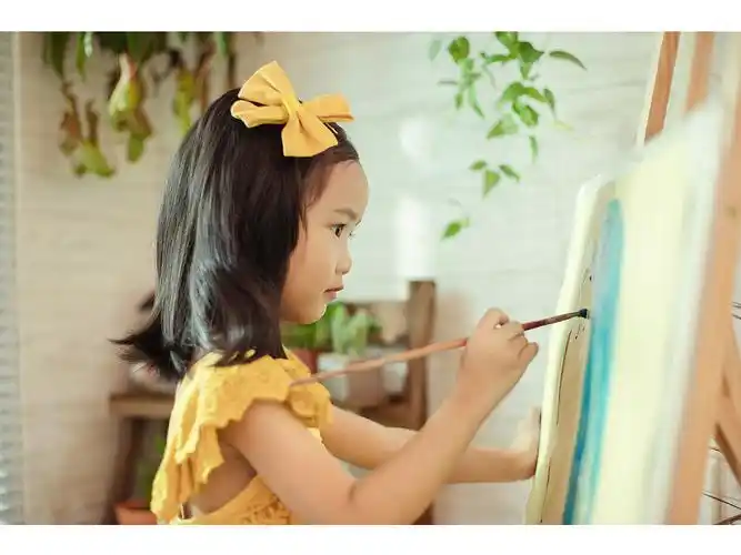 爱画画的小女孩