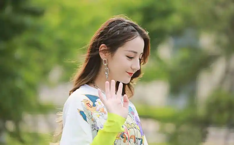 迪丽热巴私服亮眼,荧光t配短裤清新明媚,穿长筒袜显少女_白色