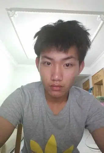 头大脸大男生适合剃哪些短发 低调帅酷的男生短发图片