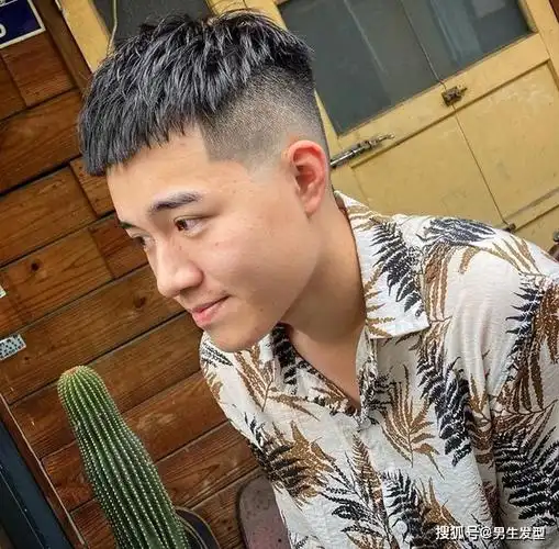 原创男生夏天别乱剪发型,试试这4款"两边铲光"发型,干净又帅气