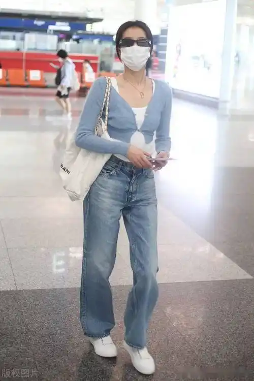 街拍:孙怡蓝色针织开衫 白色背心 阔腿牛仔裤简约随性_机场_北京_孙怡