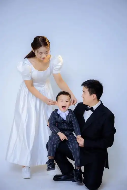 一家三口全家福 如果幸福有形状,那一定是一家人在一起的模样 - 兑趑