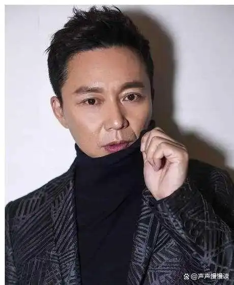 从年轻时的阳光帅气到如今的成熟稳重,朱亚文一