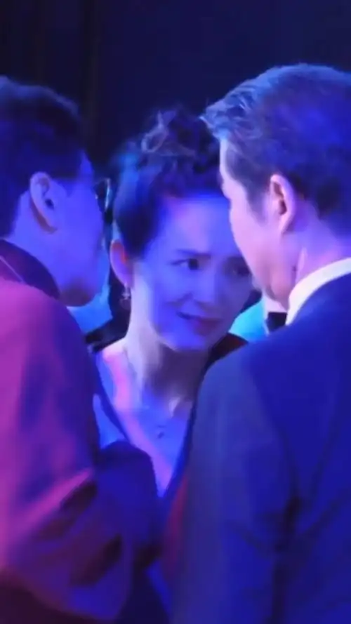 章子怡成龙在聊什么