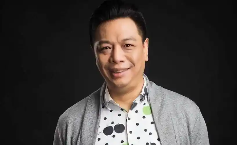 不过别看李建人的"丑"这么漂亮脱俗,女儿倒是很漂亮,卧蚕,瓜子脸,大