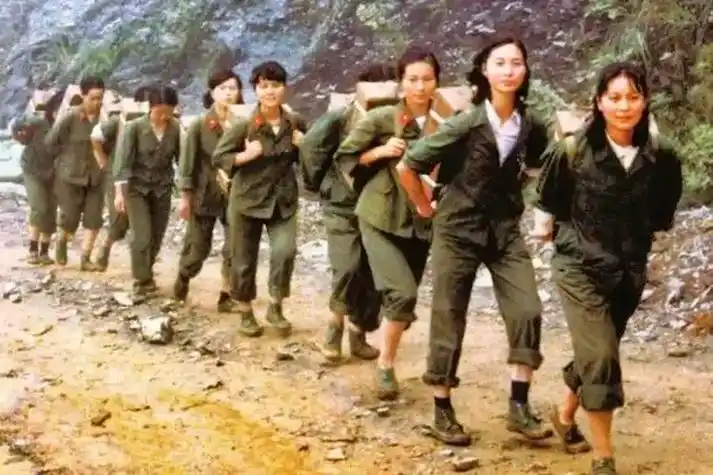 对越自卫反击战中的女兵,她们虽然不能像男兵那样冲锋陷阵,但她 - 抖