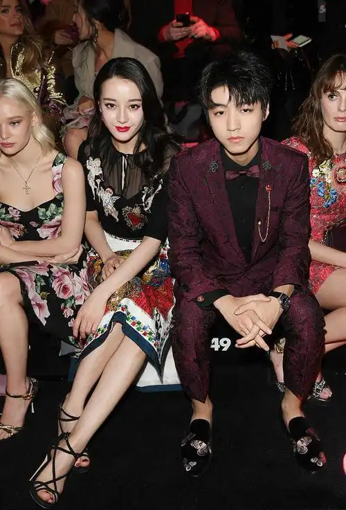 王俊凯与迪丽热巴合体街拍写真,男优雅女美艳站在一起cp感满满