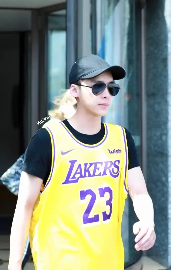 李易峰穿黄色球衣搭配黑色运动短裤去拍戏,打底的黑t恤能脱掉吗